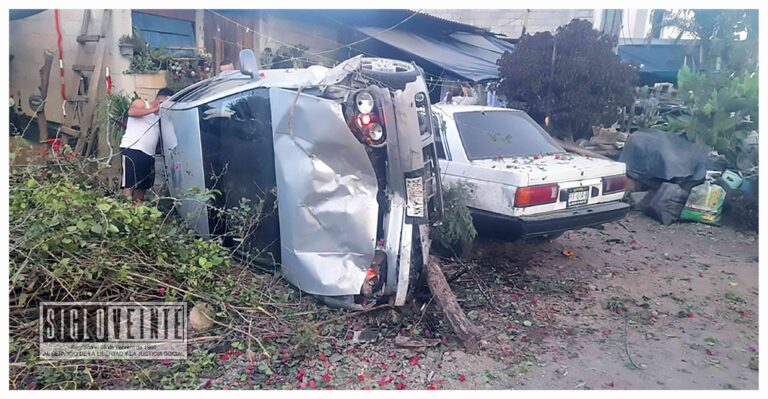 Golf vuelca en la carretera federal Zitácuaro-Tuzantla, conductor abandona la unidad