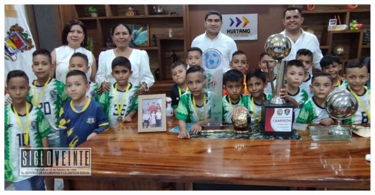 La Selección Huetamo de futbol de la categoría 2015 se reúne con el alcalde Pablo Varona y agradecen su respaldo al deporte local