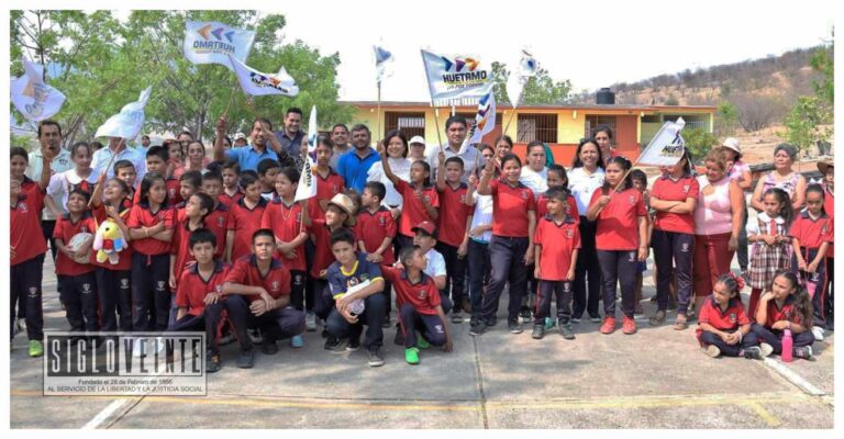Pablo Varona da banderazo de inicio a la construcción de techumbre en la Escuela Primaria Emiliano Zapata de La Quetzería