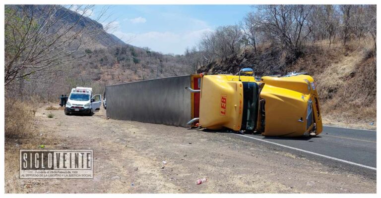 Tráiler vuelca en la carretera estatal Tiripetío-La Eréndira cerca de Los Brasiles, hay un lesionado