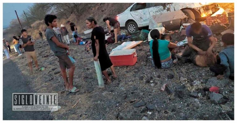Un menor de edad fallecido y personas 10 lesionadas al chocar camioneta y coche en la carretera Cuatro Caminos -Apatzingán