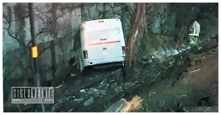 Vehículo de pasajeros se sale de la carretera Morelia-Mil Cumbres sin lesionados graves