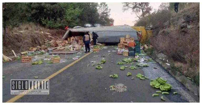 Vuelca tractocamión que transportaba plátanos en la carretera Uruapan-Lázaro Cárdenas￼￼
