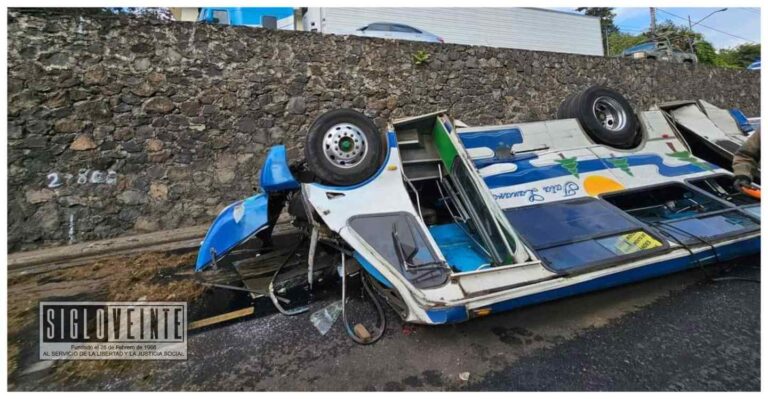 11 heridos al volcar un camión del transporte público en Uruapan