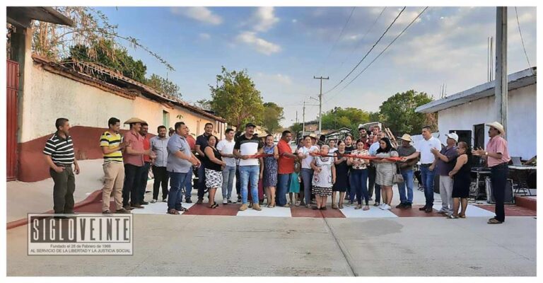 Alcalde y vecinos inauguran junto la pavimentación de la calle Venustiano Carranza en Nocupétaro