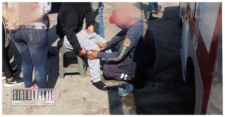 Camioneta impacta a motociclista en la esquina de las calles Jacarandas y Camelinas