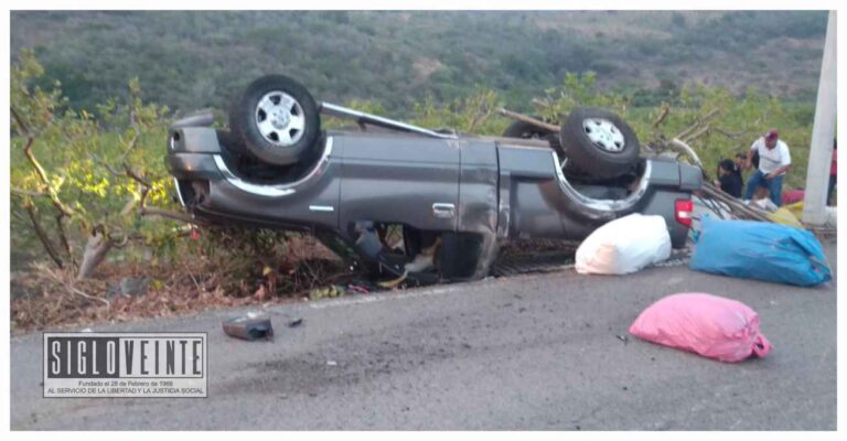 Camioneta vuelca en la carretera Zitácuaro-Tuzantla, dejando dos personas lesionadas por conducir bajo los efectos del alcohol