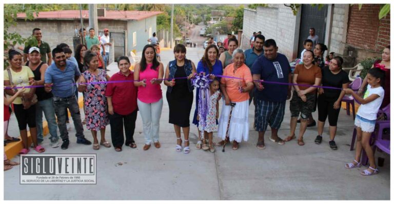 Catalina Pérez Negrón entrega pavimentación para mejorar la calidad de vida de habitantes de Tiquicheo