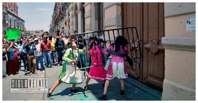 Comuneros fueron desalojados del Congreso de Michoacán con gas lacrimógeno y anuncian bloqueos carreteros en todo el estado