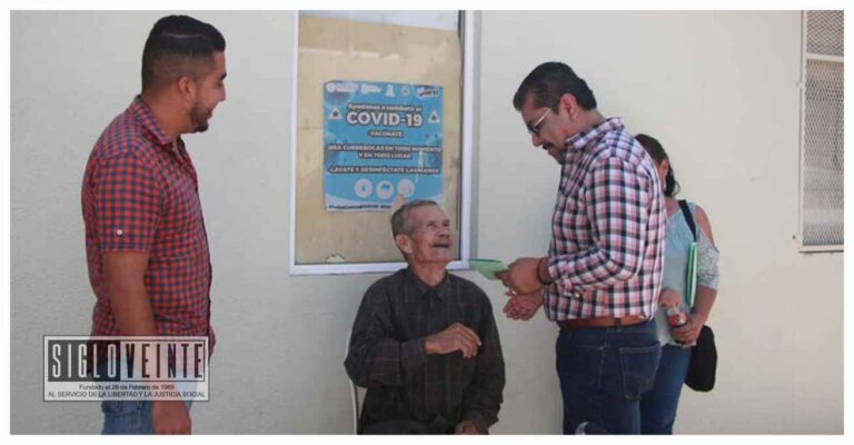 Cornelio Ríos entrega la última visa del grupo de 25 adultos mayores que se reunirán con sus familiares en Georgia, Estados Unidos