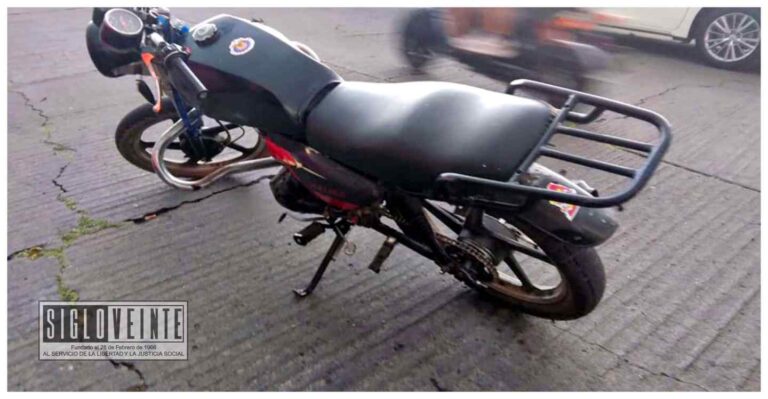 Derrape de motocicleta deja a un menor lesionado, derivado del impacto convulsionó en el lugar