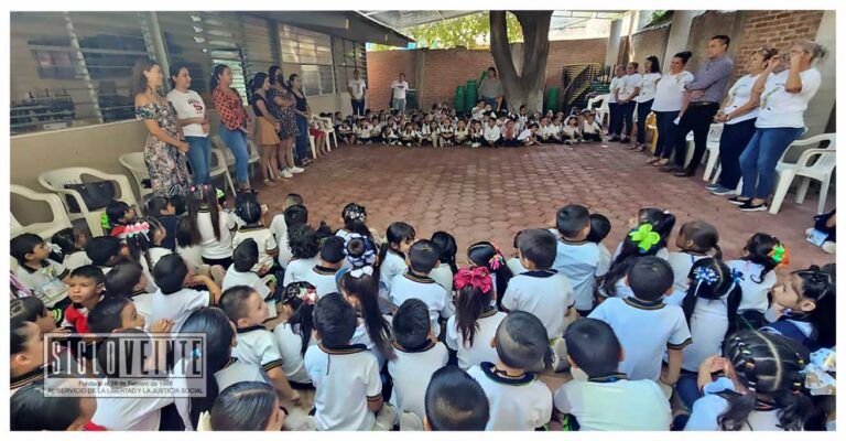 Ricardo Santibáñez recibe reconocimiento de la comunidad escolar por apoyar al Jardín de Niños Marcos E. Becerra de Huetamo