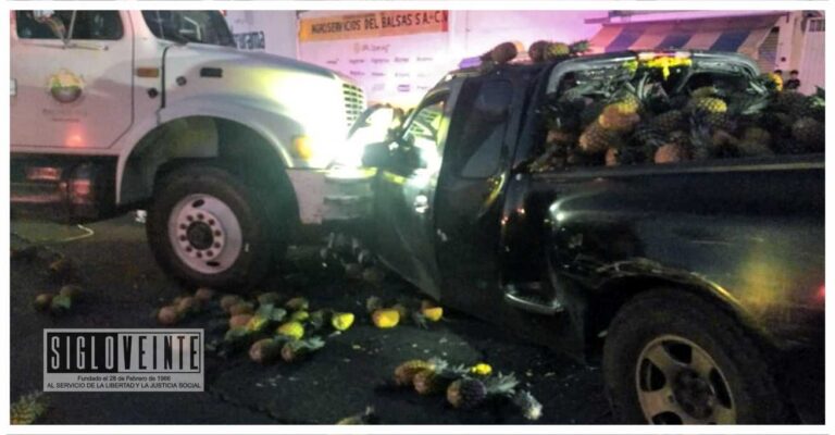 En Zitácuaro chocan camioneta cargada con piñas y tractocamión, hay dos heridos