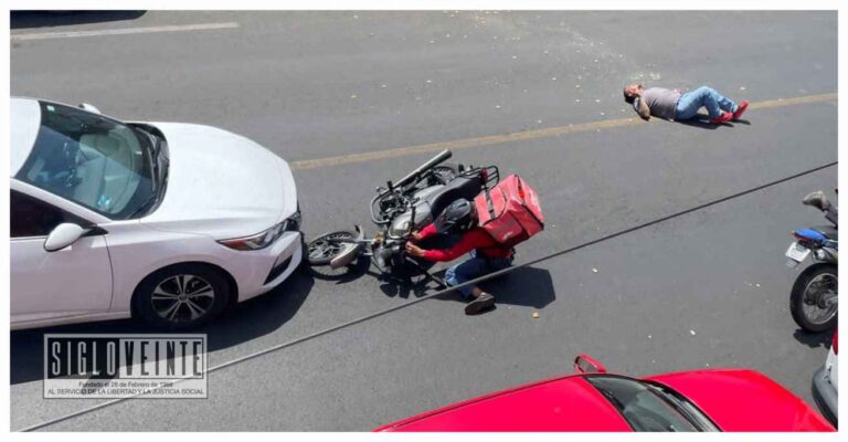 En el centro de Morelia, motociclista atropella a peatón y choca con vehículo