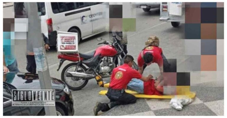 En la Avenida Revolución de Zitácuaro, un Audi golpea a repartidor y lo deja herido