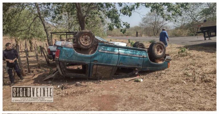 En la carretera Tiquicheo- El Limón de Papatzindán, una familia resulta herida al volcar la camioneta en que viajaban