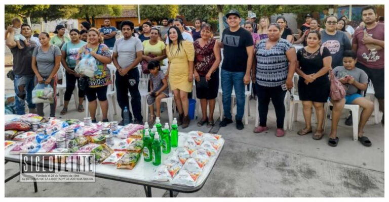 Kitxeline Uribe entrega 120 despensas a familias de la tenencia de Cútzeo del municipio de Huetamo
