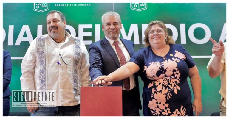 Oprime Bedolla botón para iniciar el monitoreo satelital de zonas forestales y entrega reconocimientos a los ganadores del Premio al Mérito Ambiental 2023