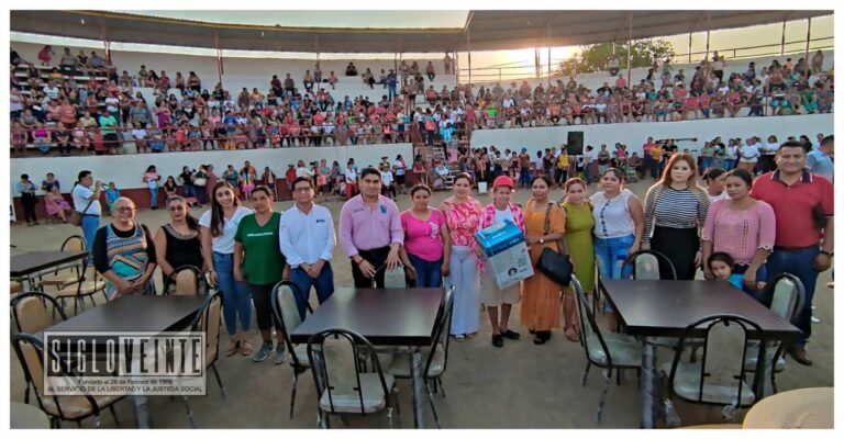 Pablo Varona continúa brindando apoyo a mujeres jefas de familia de Huetamo con el programa alimentario y beneficios adicionales