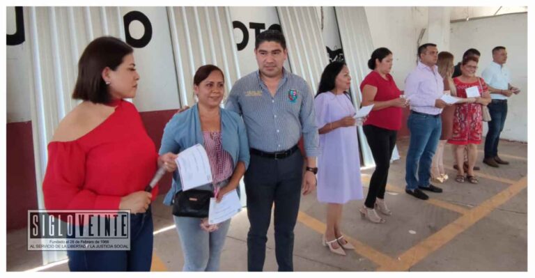 Pablo Varona continúa con la entrega de apoyos a mujeres jefas de familia en Huetamo