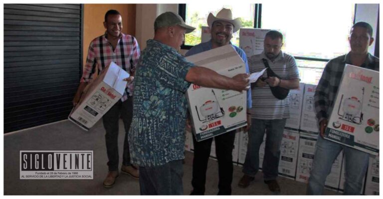 Para beneficio de los productores del campo, el presidente de Juárez entrega bombas fumigadoras