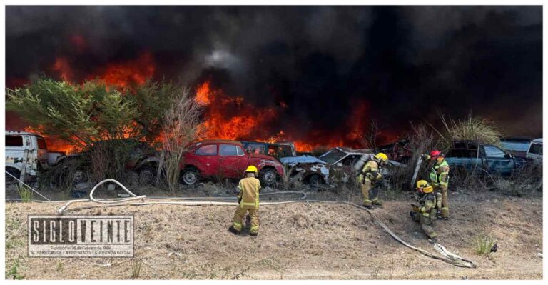 Se incendia de nuevo el corralón de la salida a Charo en Morelia, distintas corporaciones ya trabajan en sofocar la conflagración
