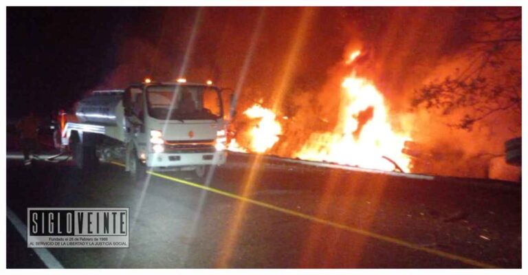 Tráiler vuelca en la Autopista Siglo XXI y muere su chofer calcinado