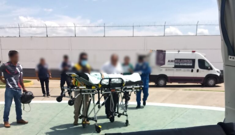 Trasladan de Huetamo a Morelia a mujer por complicaciones en el embarazo