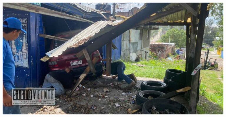 Abuelito pierde control de su auto y se mete a una tienda en Tarímbaro, resulta lesionado otro adulto mayor y un niño