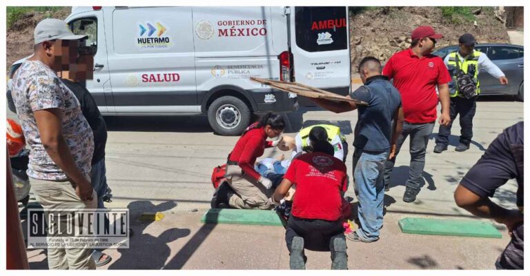 Accidente de motocicleta deja a un adolescente herido cerca de la Glorieta Amalia Mendoza  de Huetamo
