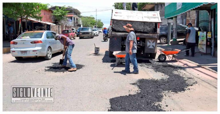 Alcalde toma acción ante el abandono del gobierno federal, inicia bacheo en el Libramiento Batallón Huetamo