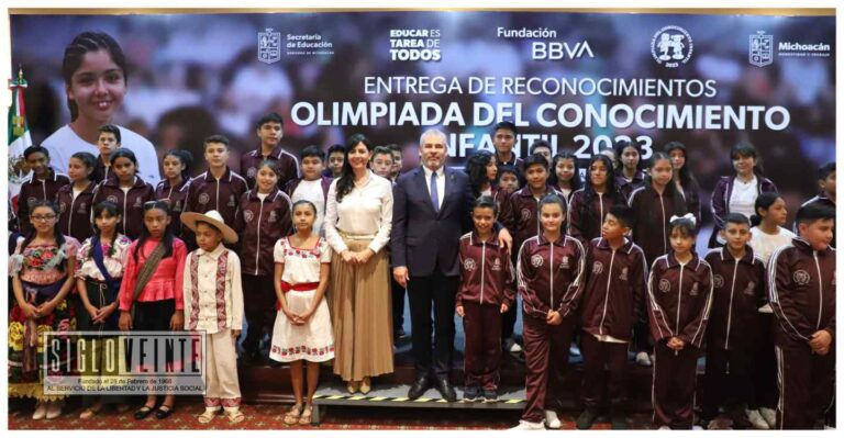 Bedolla entrega becas y tabletas a ganadores de Olimpiada Infantil, nunca dejen de aprender y ser felices dijo el gobernador a ganadores de Olimpiada