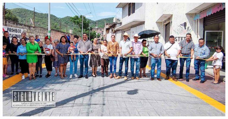 El alcalde de Juárez entrega la pavimentación de El Callejón para el beneficio de sus habitantes