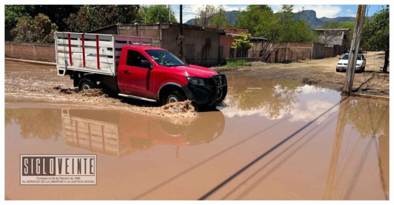 Encharcamiento de agua en Barrio de Dolores pone en riesgo la seguridad de vecinos y transeúntes