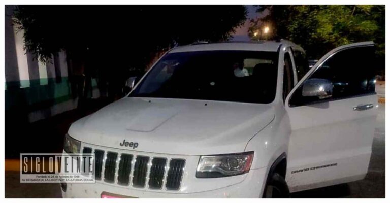 Encuentran el cuerpo sin vida de joven mujer con impactos de bala en camioneta abandonada afuera del Hospital Regional de Apatzingán