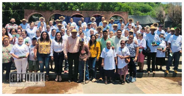 Entrega alcalde visas a adultos mayores del Programa Monarcas Viajeras en Tuzantla