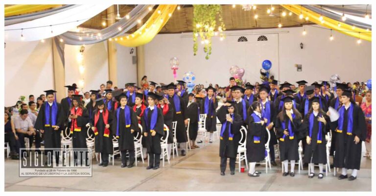 La Escuela Preparatoria Lic. Benito Juárez de Huetamo celebra con éxito su ceremonia de clausura