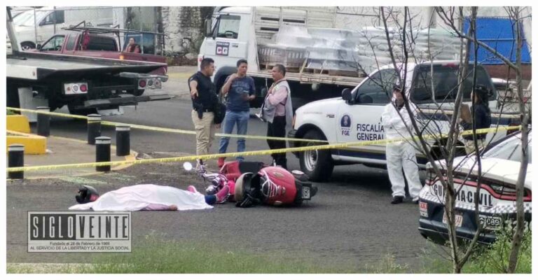 Mujer motociclista fallece tras ser atropellada por un camión de transporte público en Morelia