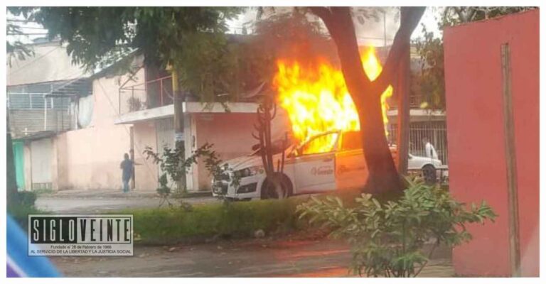 Sujetos desconocidos incendian dos unidades de Radio Taxi en Uruapan