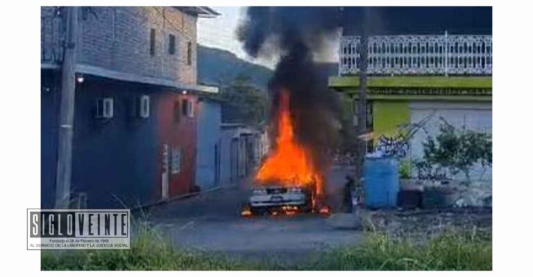 Taxi fue incendiado en Boulevard Constituyentes de Apatzingán, su conductor está desaparecido