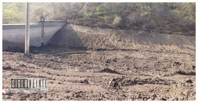 Trabajan autoridades de Nocupétaro en el desazolve de presas para asegurar el suministro de agua en épocas críticas