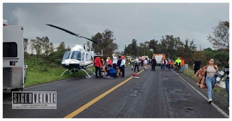 Trágico accidente deja dos personas muertas y 22 heridos en la carretera Morelia-Indaparapeo