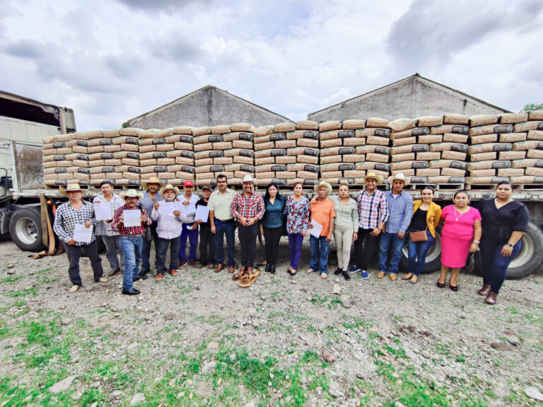 Ayuntamiento de Juárez y la SADER entregan cemento para revestimiento de canales de riego y apoyar a los agricultores