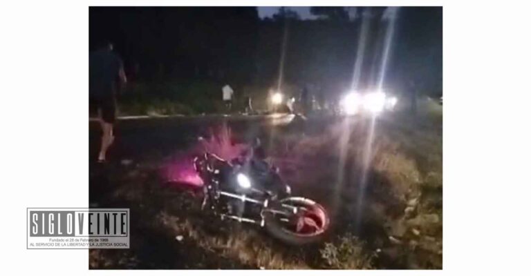 Accidente en la carretera Uruapan-Pátzcuaro deja dos lesionados luego de derrapar en motocicleta y ser arrollados por vehículo