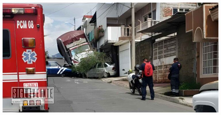 En Uruapan, conductor de camión torton fallece de un infarto tras impactar viviendas y vehículos