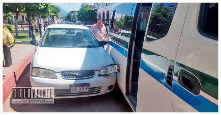 La falta de atención provoca choque vehicular en la Avenida Madero de Huetamo