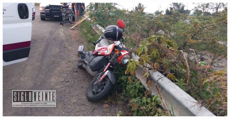 Motociclista resulta herido tras derrapar y caer en un barranco