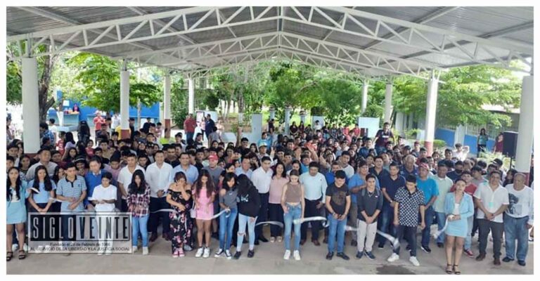Pablo Varona y comunidad estudiantil, inauguran techumbre en la plaza cívica del Colegio de Bachilleres plantel Huetamo