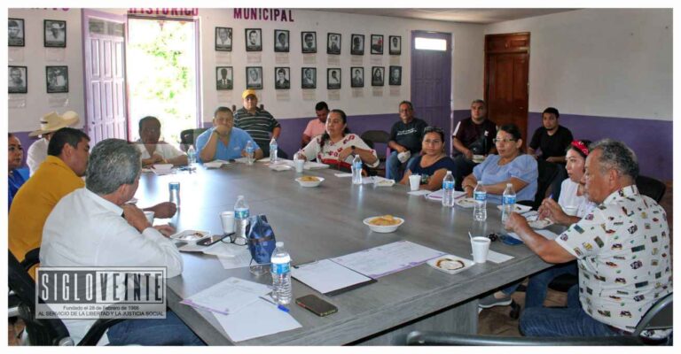 Autoridades civiles y educativas de Tiquicheo se preparan para celebrar el 213 aniversario de la Independencia de México