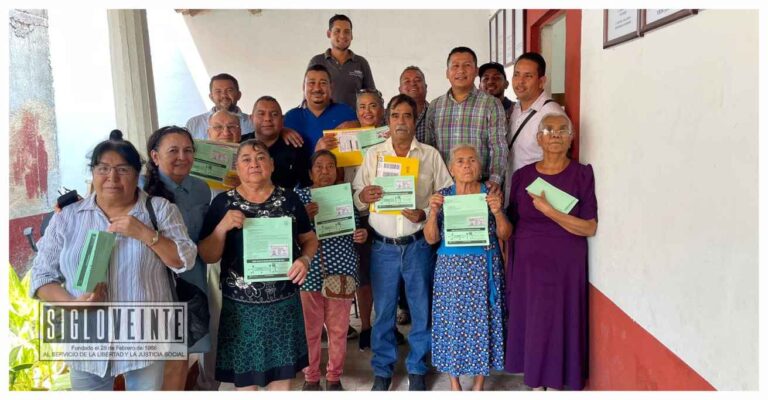 Ayuntamiento de Nocupétaro entrega 10 visas al igual número de adultos mayores para que se reúnan con sus familiares en Estados Unidos